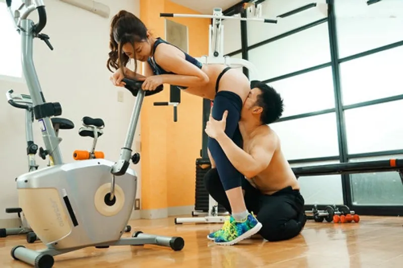 Xin chồng yêu đi tập gym, vợ yêu địt trộm với anh pt