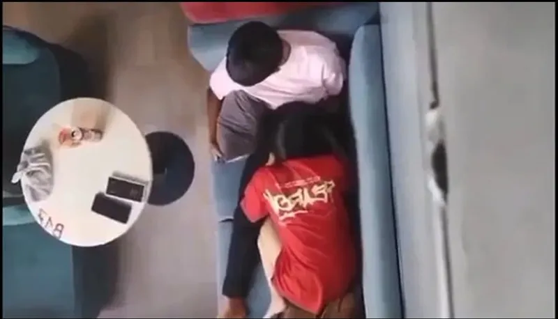 Quay lén em người yêu bú liếm cho con ghệ nơi công cộng